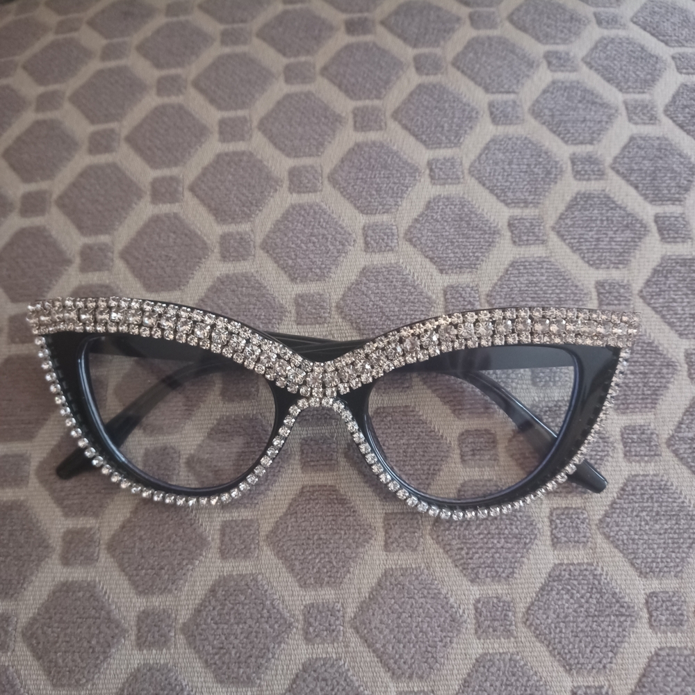 Elegant Black Rhinestone Cat-Eye Sunglasses